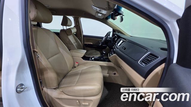 Kia Carnival 9-seater Prestige 2017 — фото 10
