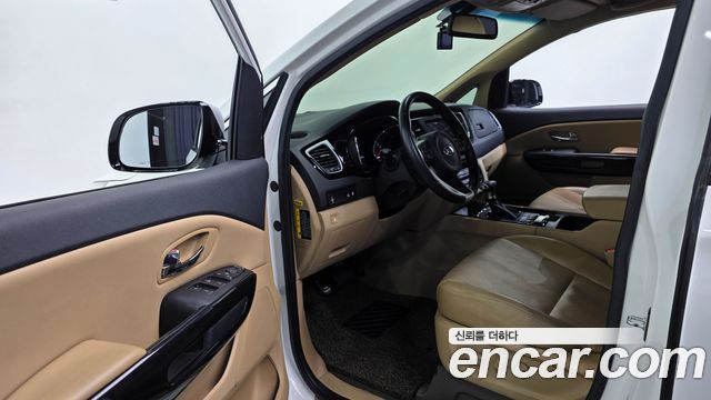 Kia Carnival 9-seater Prestige 2017 — фото 11