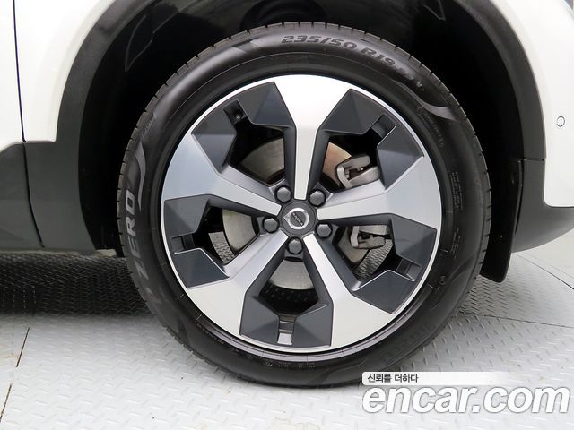 Volvo XC40 B4 Ultimate Bright 2025 — фото 6