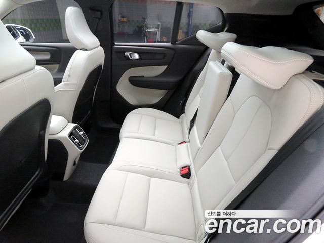 Volvo XC40 B4 Ultimate Bright 2025 — фото 17