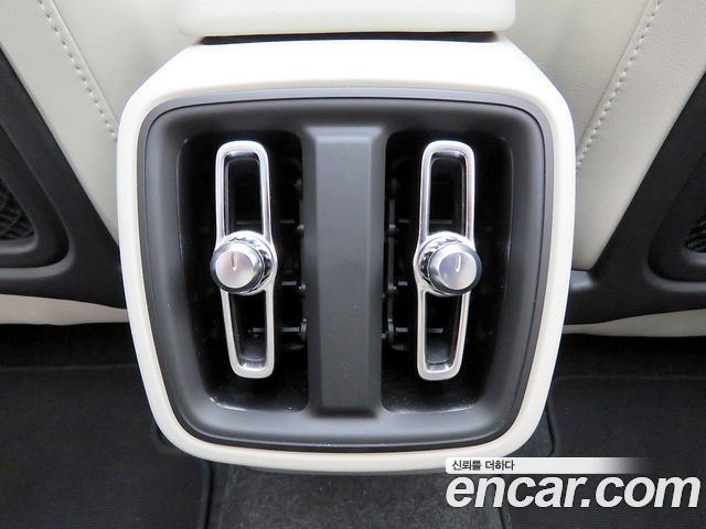 Volvo XC40 B4 Ultimate Bright 2025 — фото 22