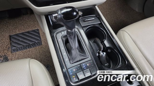 Kia Carnival 9-seater Prestige 2016 — фото 9