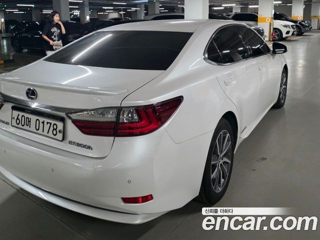 Lexus ES300h Supreme XV60 2016 — фото 6