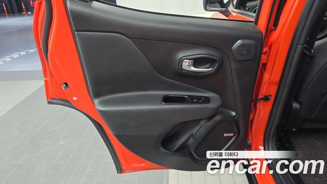 Jeep Renegade 2.4 80th Edition AWD 2021 — фото 31