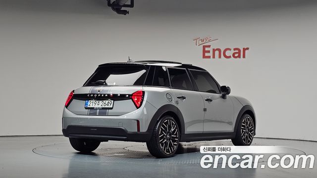 MINI Cooper S (IV) 5 Door Favoured 2025 — фото 2