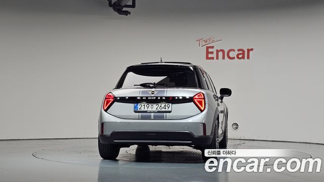 MINI Cooper S (IV) 5 Door Favoured 2025 — фото 4