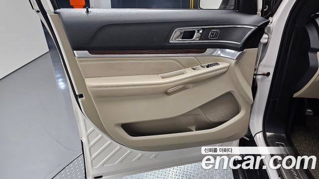 Ford Explorer 3.5 Limited 4WD 5th 2018 — фото 24