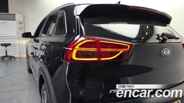 Kia Niro 1.6 HEV Prestige 2020 — фото 23
