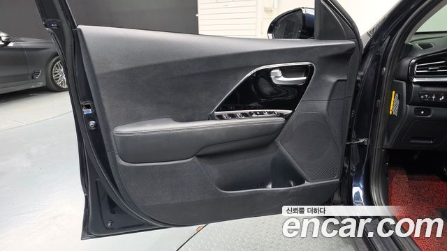 Kia Niro 1.6 HEV Prestige 2020 — фото 24