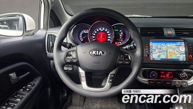 Kia Pride 1.6 GDI Sedan Prestige 2013 — фото 13