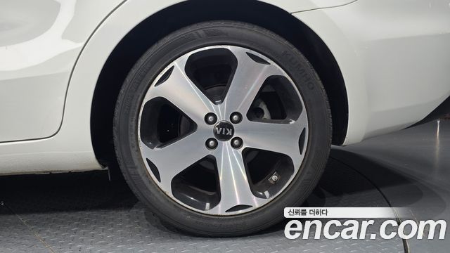 Kia Pride 1.6 GDI Sedan Prestige 2013 — фото 21