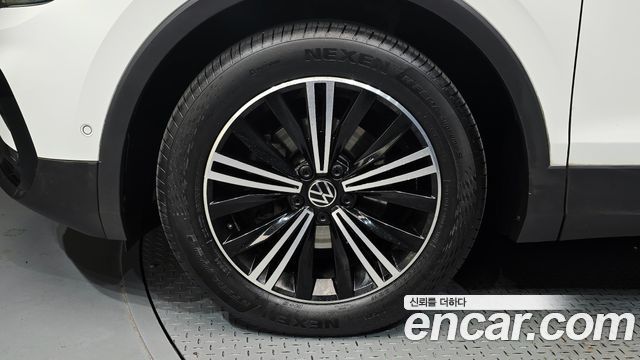 Volkswagen Tiguan (II) 2.0 TDI Premium 2023 — фото 5