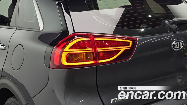 Kia Niro 1.6 HEV Noblesse Special 2020 — фото 23