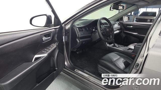 Toyota Camry Hybrid LE 2017 — фото 10