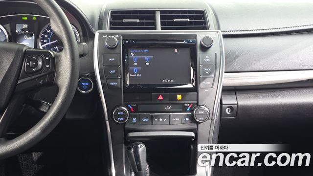 Toyota Camry Hybrid LE 2017 — фото 13