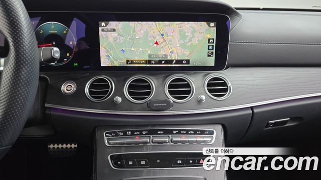 Mercedes-Benz E-Class (W213) E220d 4MATIC AMG Line 2022 — фото 12