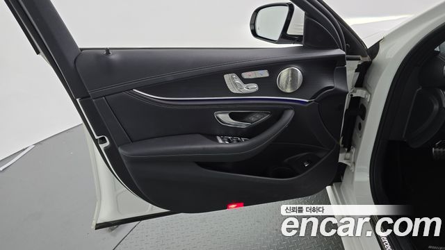 Mercedes-Benz E-Class (W213) E220d 4MATIC AMG Line 2022 — фото 24