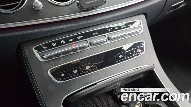 Mercedes-Benz E-Class (W213) E220d 4MATIC AMG Line 2022 — фото 30