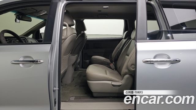 Kia Carnival 9-seater Luxury 2015 — фото 11