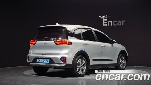 Kia Niro Plus Air 2023 — фото 2