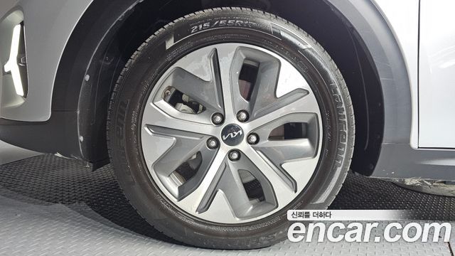Kia Niro Plus Air 2023 — фото 5