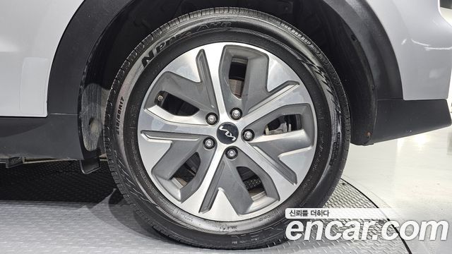 Kia Niro Plus Air 2023 — фото 21