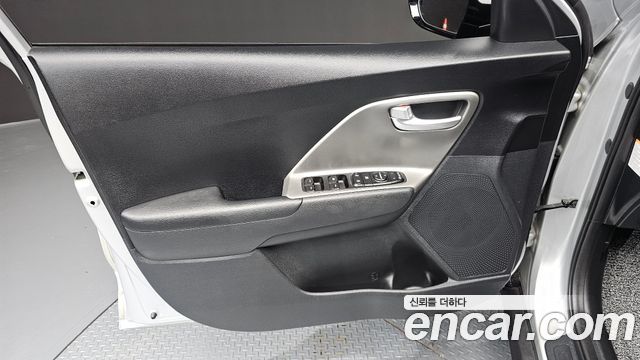 Kia Niro Plus Air 2023 — фото 24