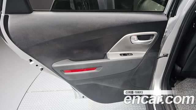 Kia Niro Plus Air 2023 — фото 25