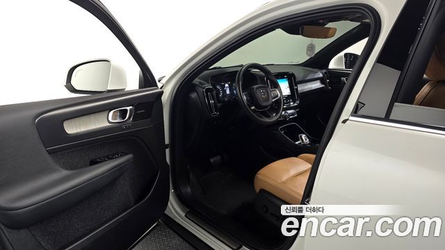 Volvo XC40 B4 Inscription 2021 — фото 10