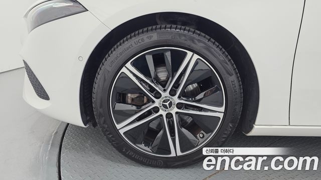 Mercedes-Benz A-Class (W177) A220 Sedan 2025 — фото 5