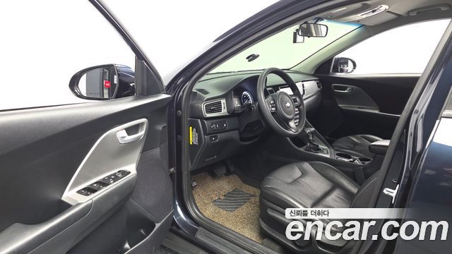 Kia Niro Luxury 2017 — фото 10