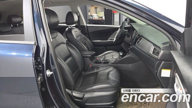 Kia Niro Luxury 2017 — фото 11