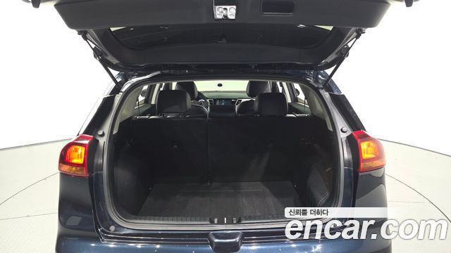 Kia Niro Luxury 2017 — фото 20