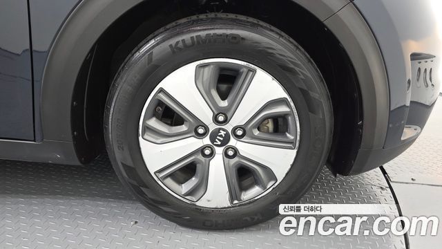 Kia Niro Luxury 2017 — фото 21