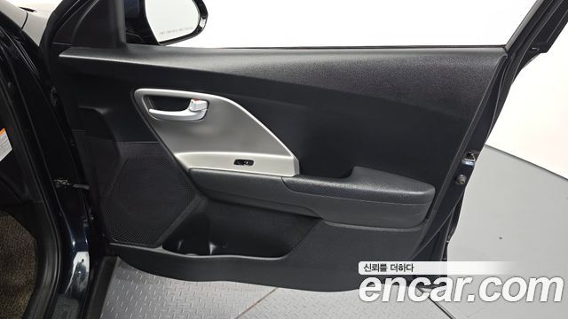 Kia Niro Luxury 2017 — фото 24