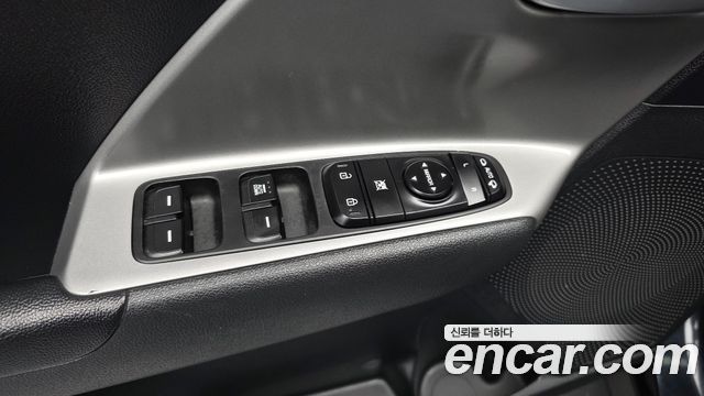 Kia Niro Luxury 2017 — фото 31