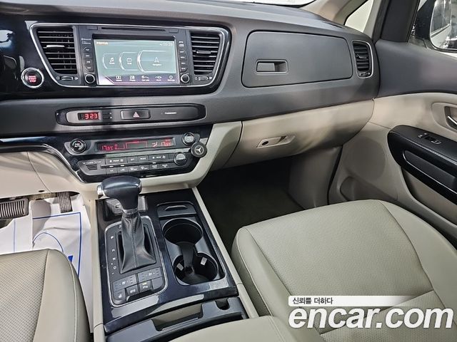 Kia Carnival 9-seater Prestige 2018 — фото 10