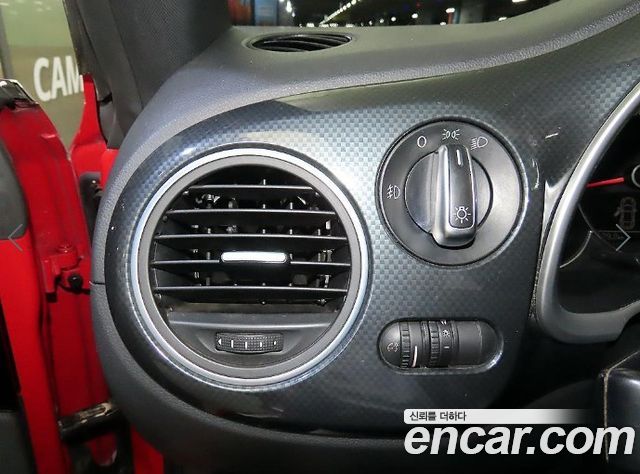Volkswagen Beetle 2.0 TDI Premium 3rd 2013 — фото 18