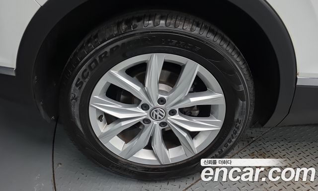 Volkswagen Tiguan (II) 2.0 TDI Premium 2020 — фото 21