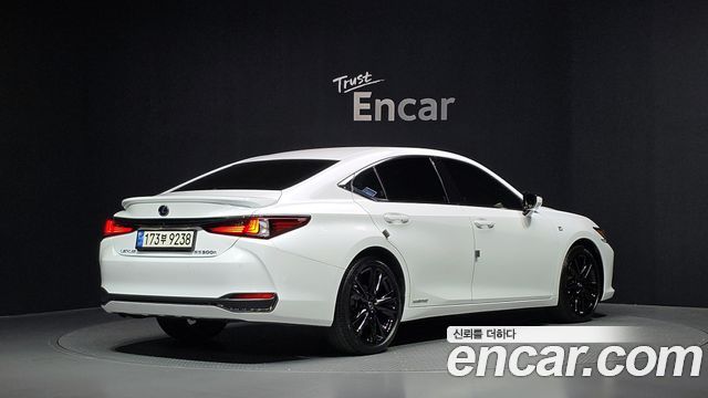 Lexus ES300h (VII) F-Sport 2022 — фото 2