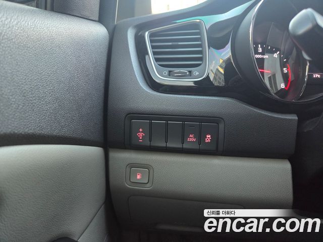Kia Carnival 9-seater Noblesse