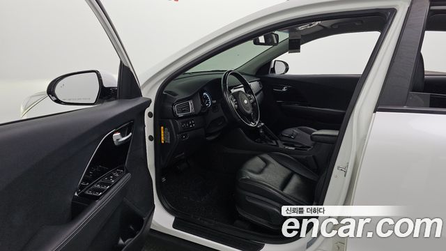 Kia Niro Prestige 2018 — фото 10