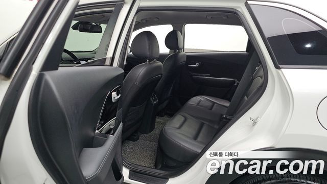 Kia Niro Prestige 2018 — фото 11