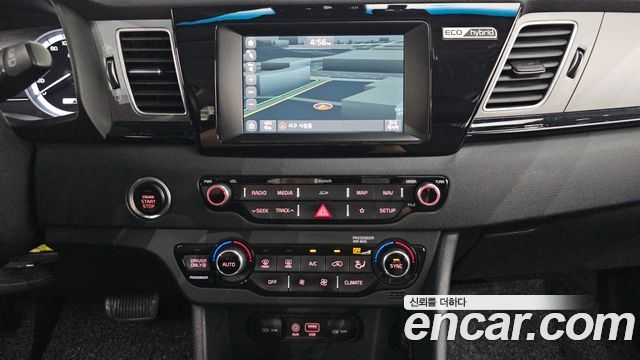 Kia Niro Prestige 2018 — фото 12