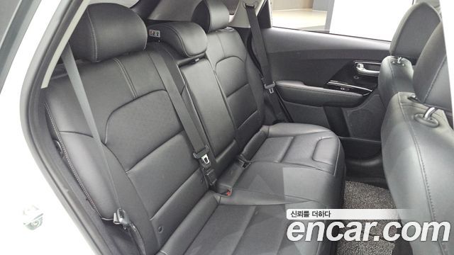 Kia Niro Prestige 2018 — фото 18