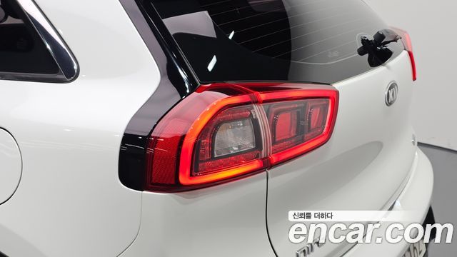 Kia Niro Prestige 2018 — фото 23