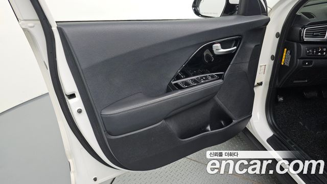 Kia Niro Prestige 2018 — фото 24