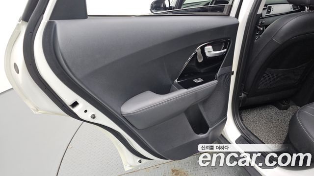 Kia Niro Prestige 2018 — фото 25