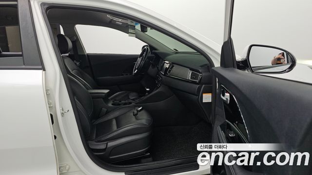 Kia Niro Prestige 2018 — фото 26