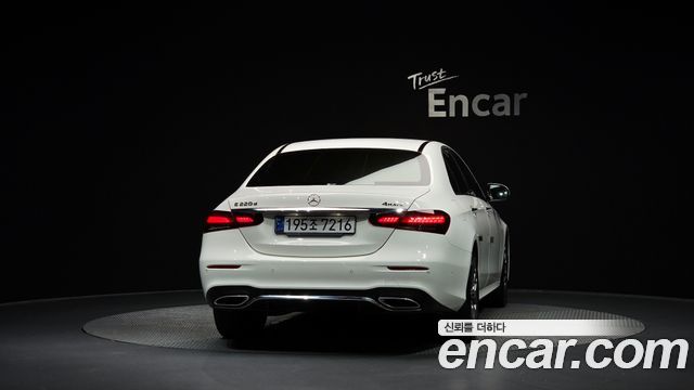 Mercedes-Benz E-Class (W213) E220d 4MATIC AMG Line 2022 — фото 4